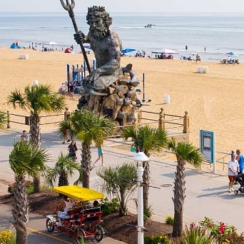 Virginia Beach Boardwalk is filled with exciting things to see and delicious food/drinks to try!