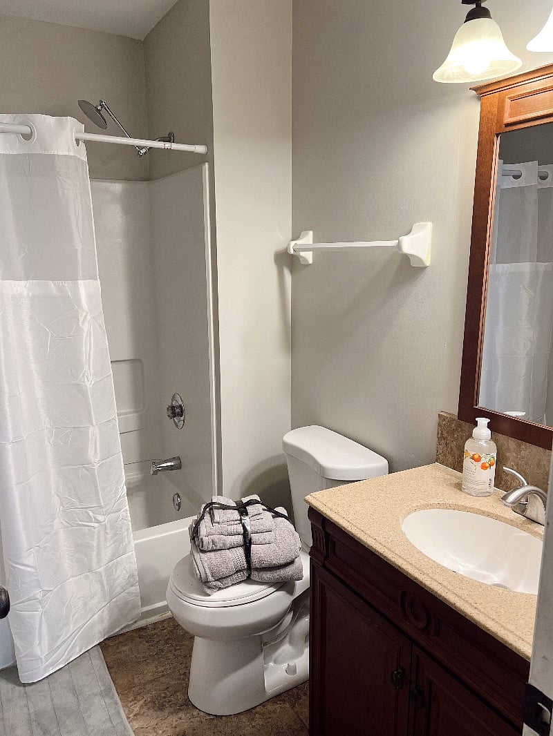 Bedroom 1 bathroom is updated and will have all new towels for guest to use during their stay.