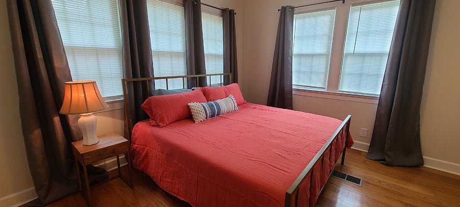 King bedroom with 100% cotton sheets and linen bedding.
Windows have blinds and blackout curtains.