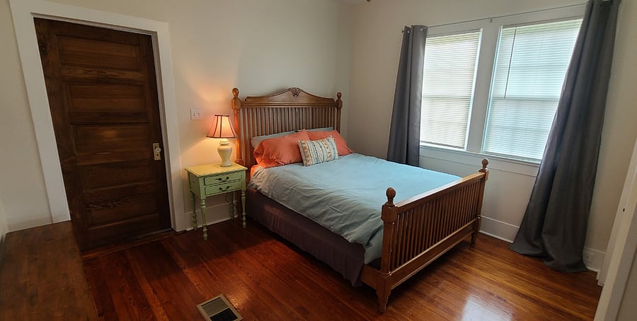 Queen bedroom with 100% cotton sheets and bedding.
Windows with blinds and blackout curtains.