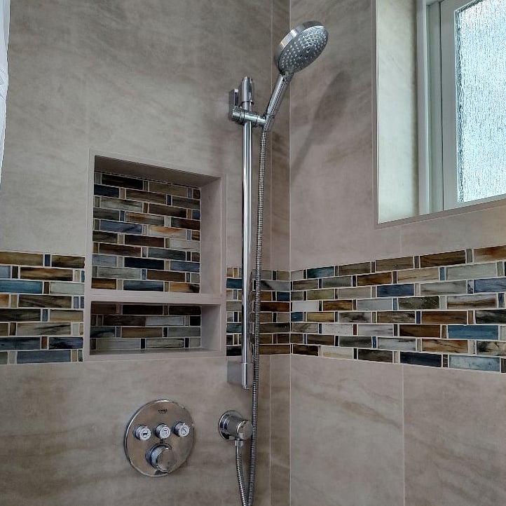 Guest shower.