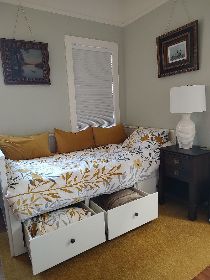 Twin day bed that can convert to king bed.   