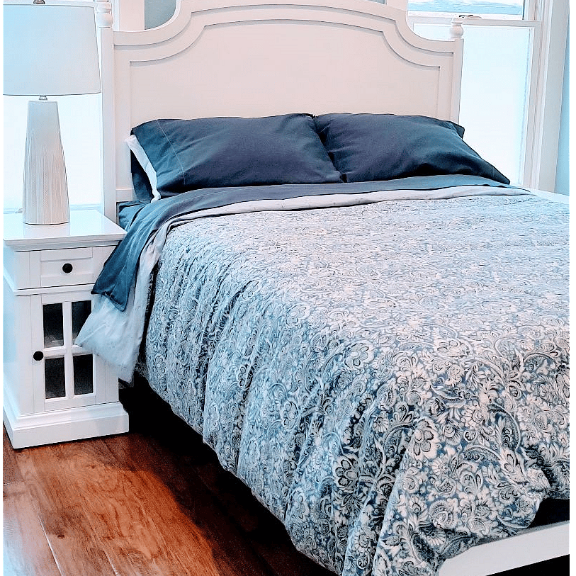 Master bed with 1000 count egyptian cotton sheets and a cotton duvet cover.    