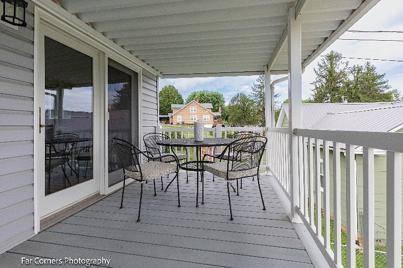 Balcony dining