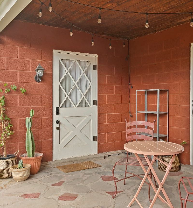 Private entrance studio cottage and access to shared back patio