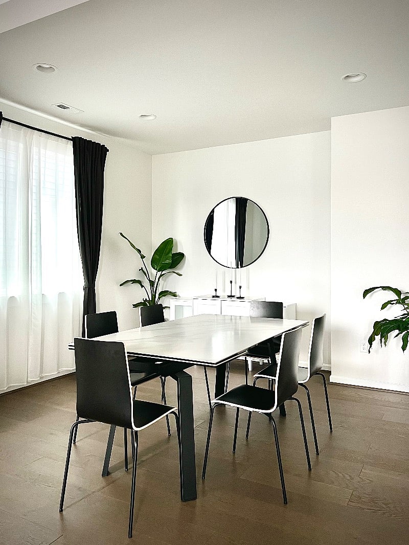 Dining room with expandable table