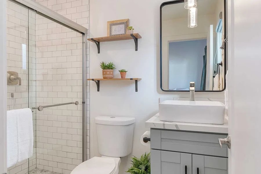 Rear bathroom (en-suite in rear bedroom)