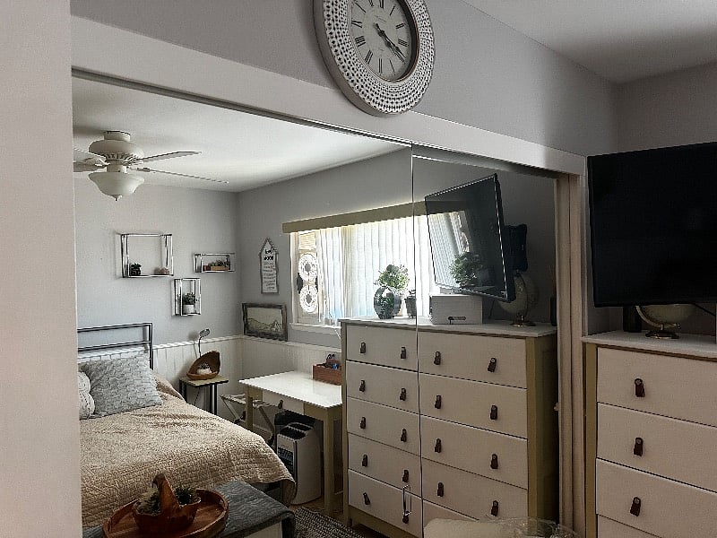 Available Room/mirrored Doors