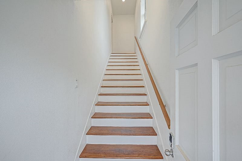 1711 Maryland 77006: Stairs to the apartment.