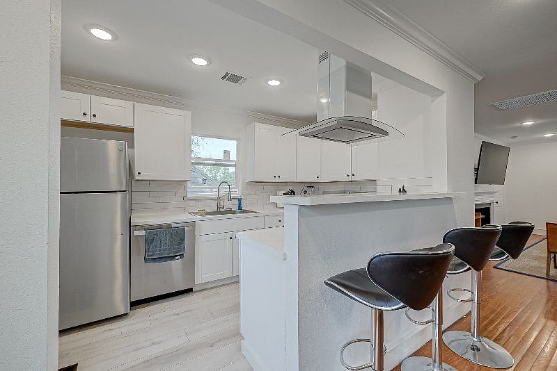 1711 Maryland 77006: Kitchen.