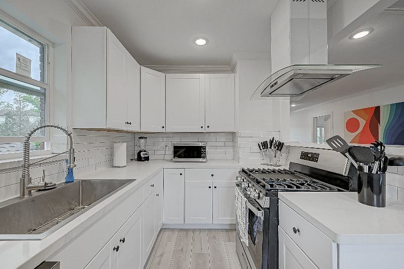  1711 Maryland 77006: Kitchen.