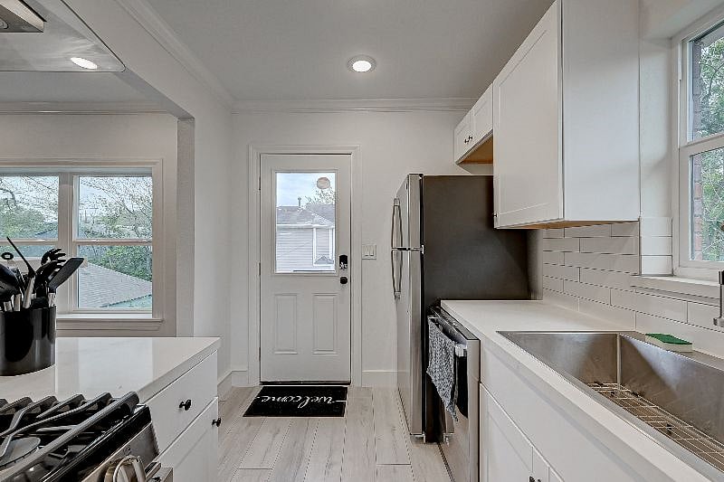 1711 Maryland 77006: Kitchen & Back Entrance. 