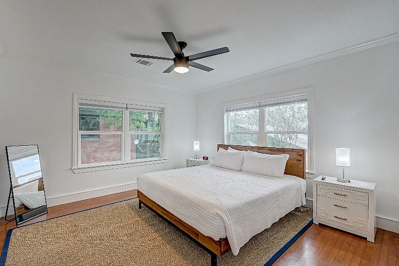 1711 Maryland 77006: South Bedroom complete with King Bed and Roku TV. 