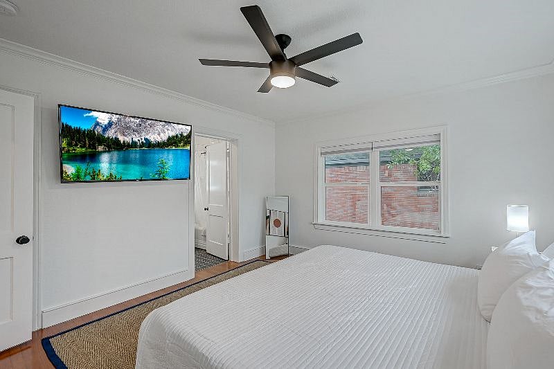 1711 Maryland 77006: South Bedroom complete with King Bed and Roku TV. 