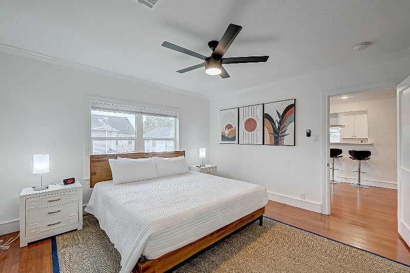 1711 Maryland 77006: South Bedroom complete with King Bed and Roku TV. 