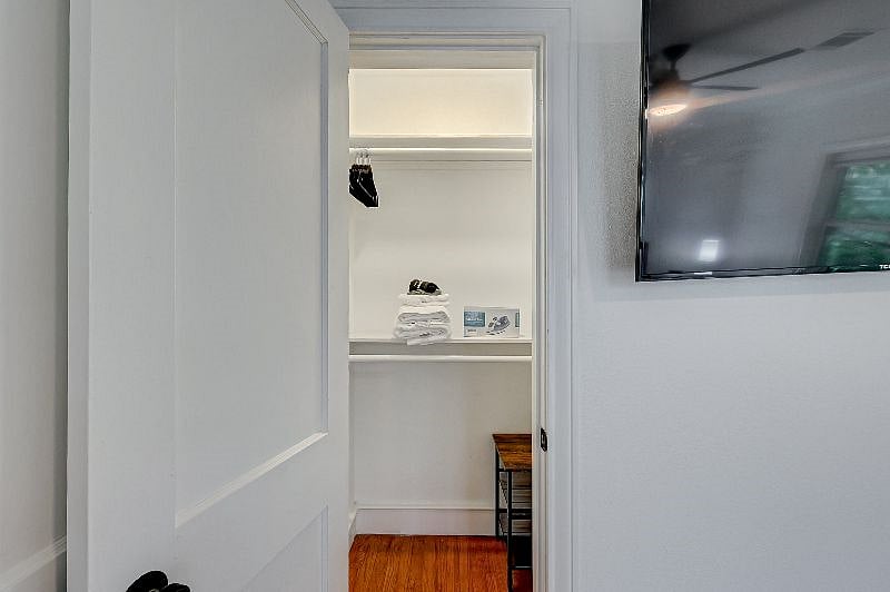 1711 Maryland 77006: Bedroom Closet. 