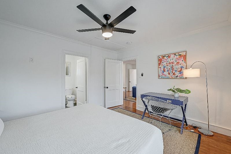 1711 Maryland 77006: South Bedroom complete with King Bed & Desk/Chair. Bathroom entrance shown on the left. 