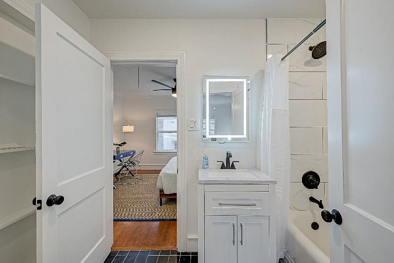 1711 Maryland 77006: Bathroom and entrance to North Bedroom. 