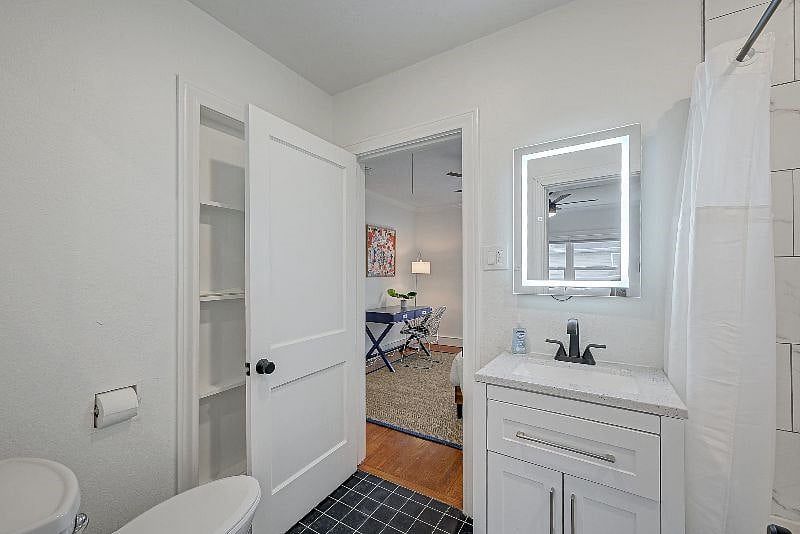 1711 Maryland 77006: Bathroom and entrance to North Bedroom. 