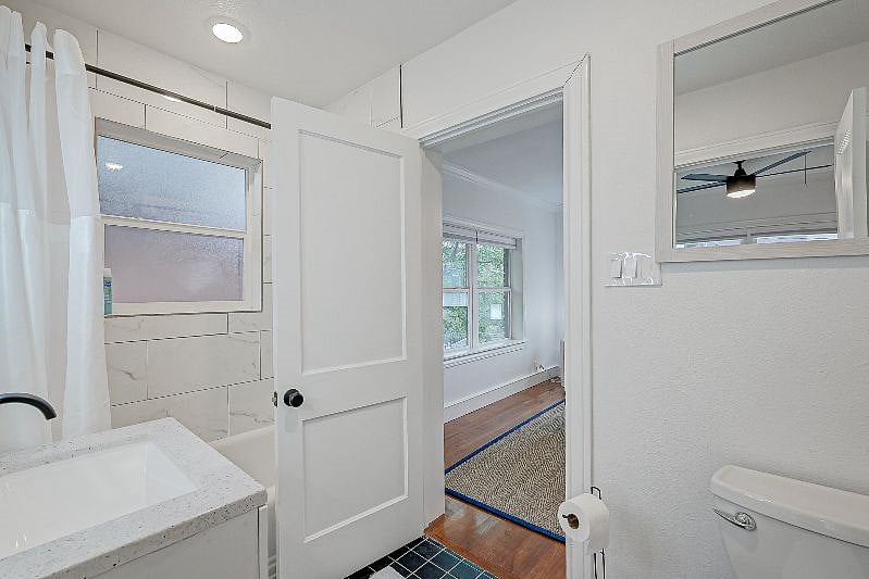 1711 Maryland 77006: Bathroom and entrance to South Bedroom. 