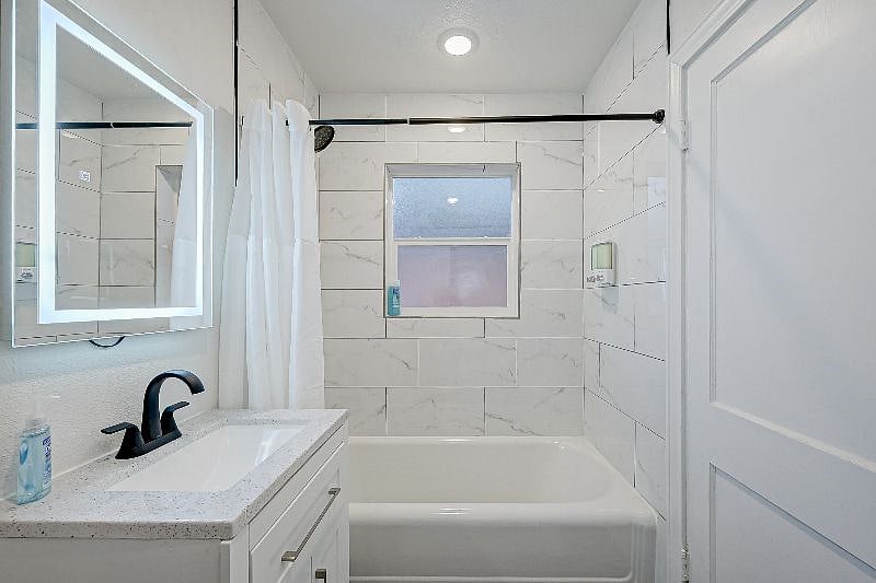 1711 Maryland 77006: Bathroom. 