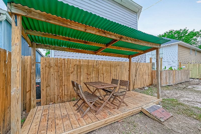 1711 Maryland 77006: Covered outdoor area. 