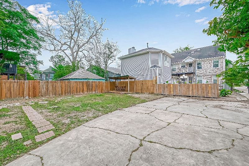 1711 Maryland 77006: Back of the duplex. Covered outdoor area (Left) and Parking (Right). 