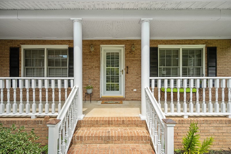 Front of cottage for rent.