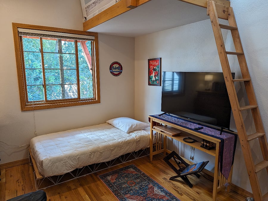 Twin bed and flat display in 2nd bedroom