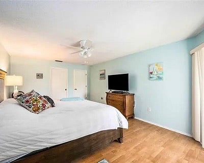 Primary bedroom w/on-suite
