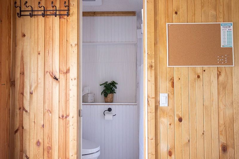 2nd Bathroom (Toilet + Shower)