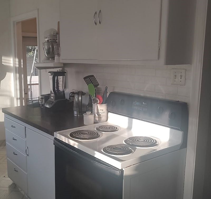 Four Burner Stove with Oven, Ninja for Smoothies & Toaster