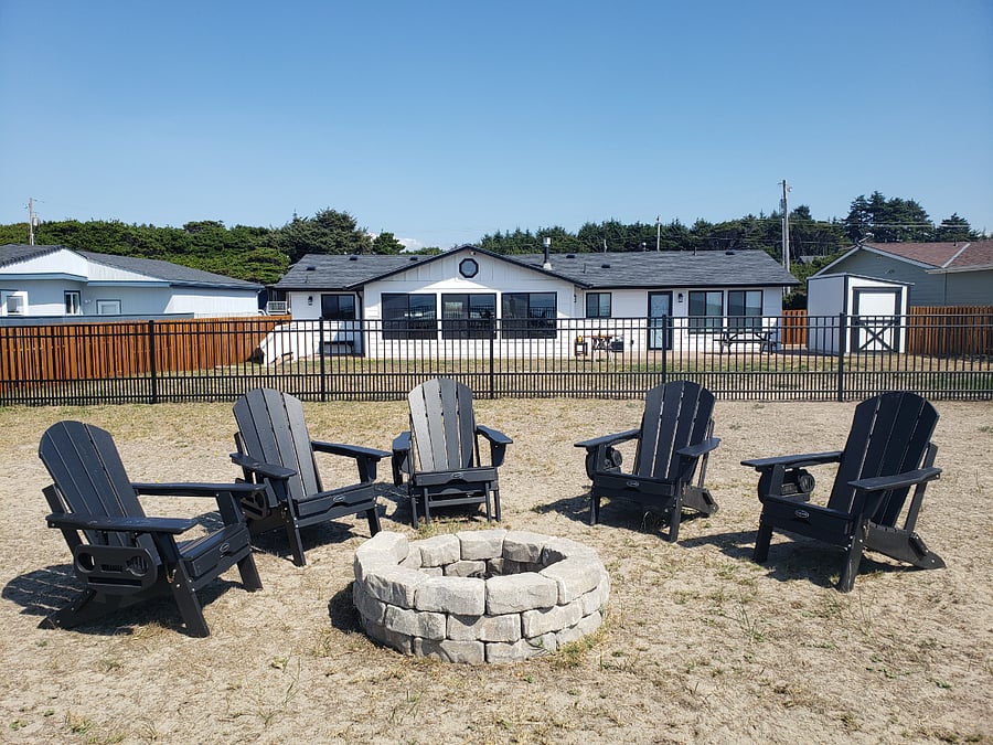 Fully fenced backyard for dogs with open viewing area overlooking beach. Campfire Ready!