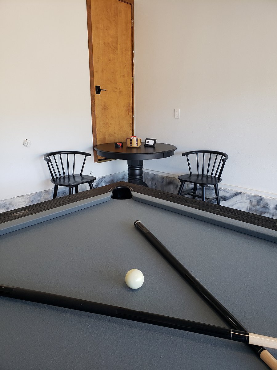 Play some poker in the heated garage or hangout for a game of pool while you watch your favorite sports events on the mounted 55" Samsung Smart TV.