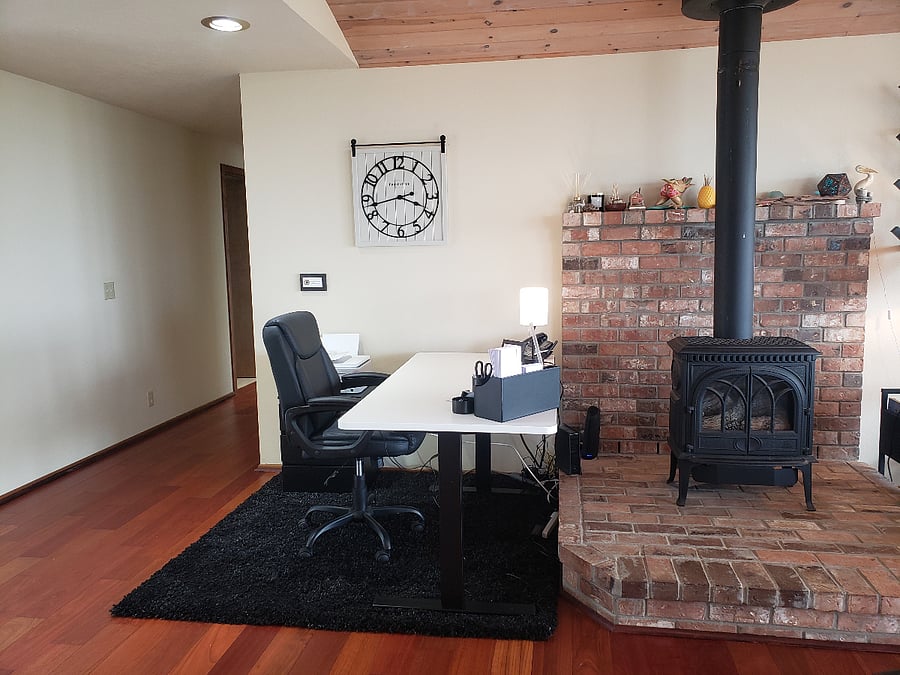 Dedicated work space while viewing the ocean. Desk rises to standing position.