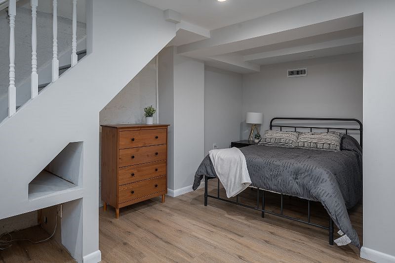 Nectar mattress with memory foam pillows and cotton bed sheets.