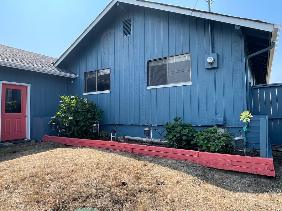 Enclosed front yard area
