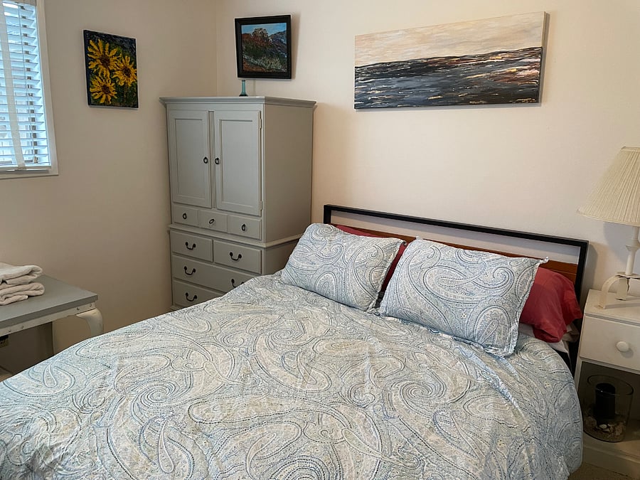 2nd Bedroom (queen bed)