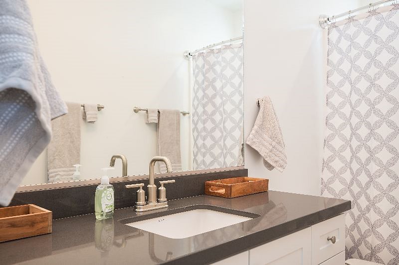 Upstairs bathroom with tub/shower