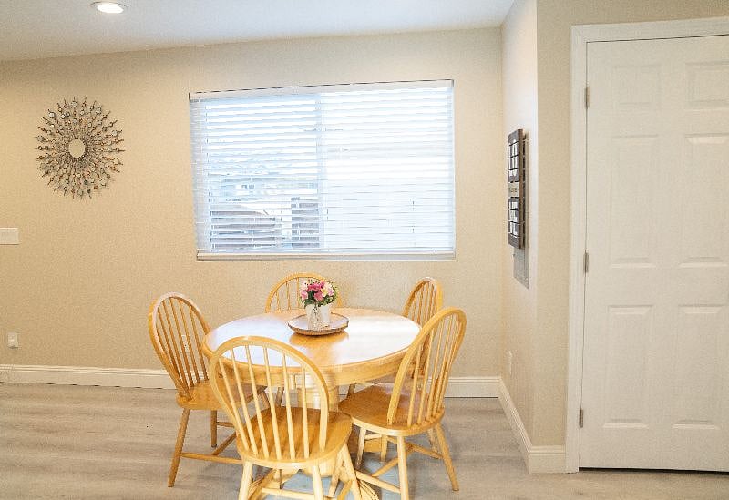 Kitchen dining table & chairs