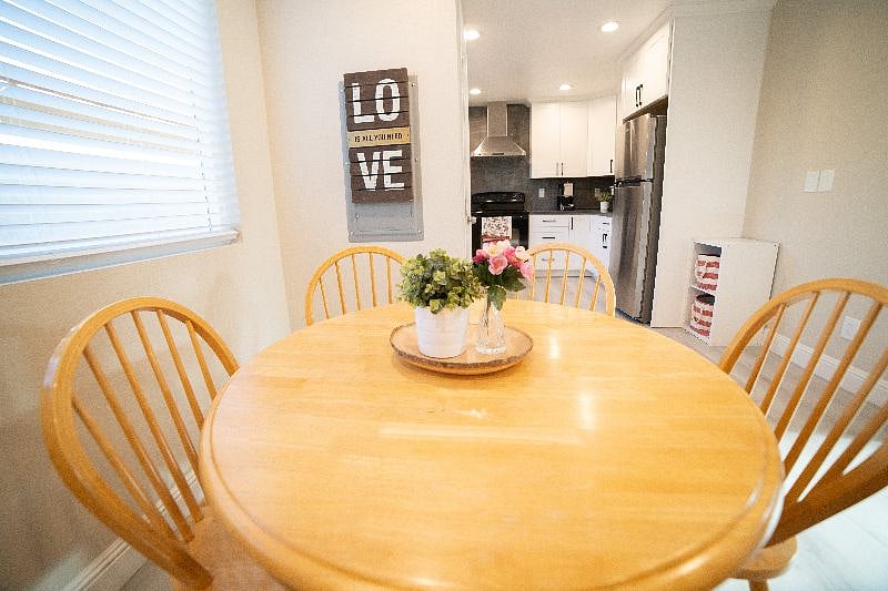 Kitchen dining table & chairs