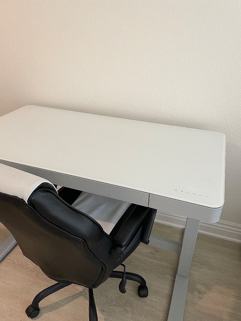 Adjustable electric work desk