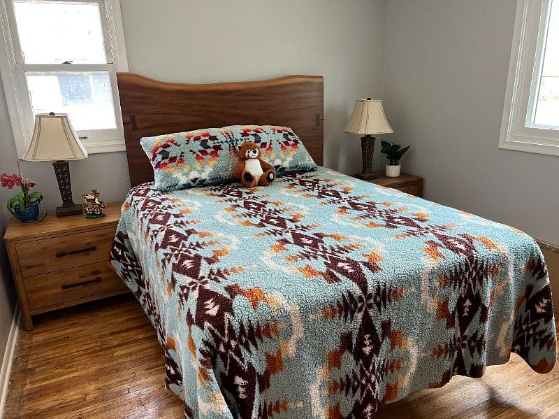 Queen Bed
with dresser and closet