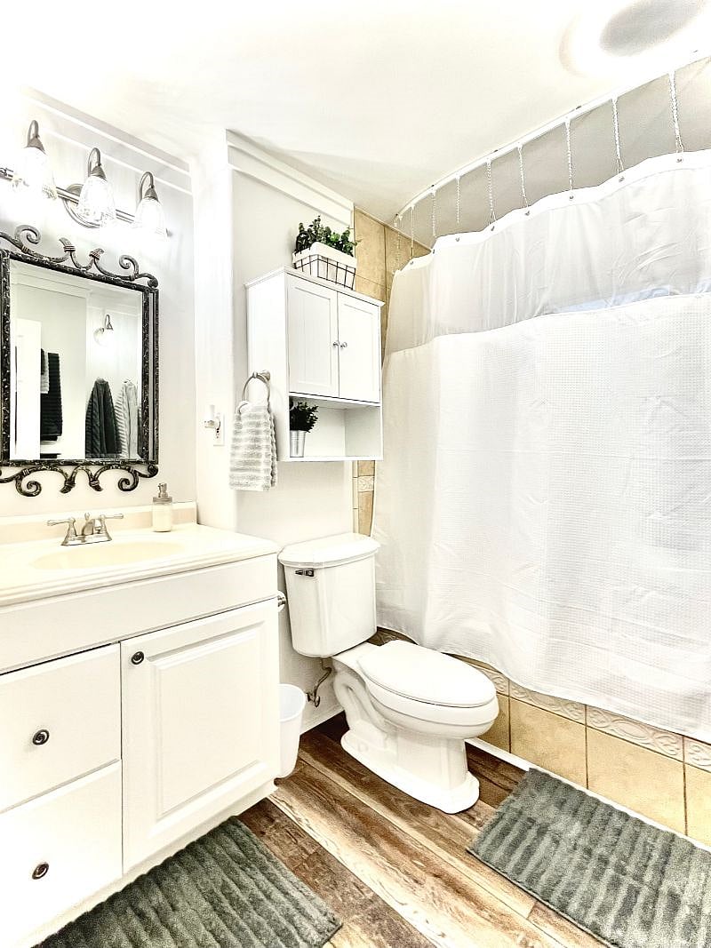 Upstairs full bathroom