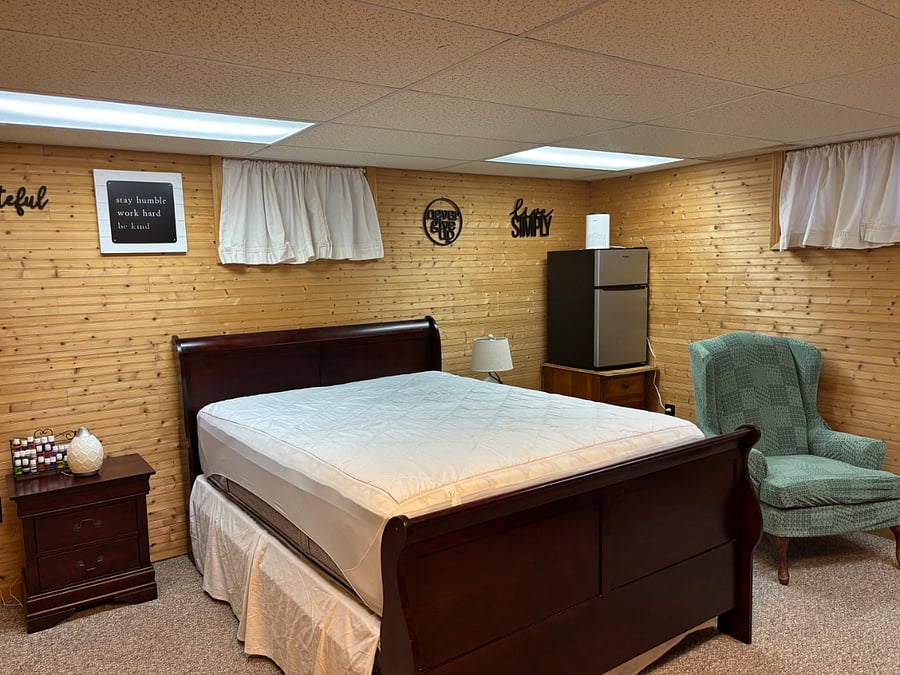 Queen size bed (linens are provided). Mini fridge/freezer. Air purifier