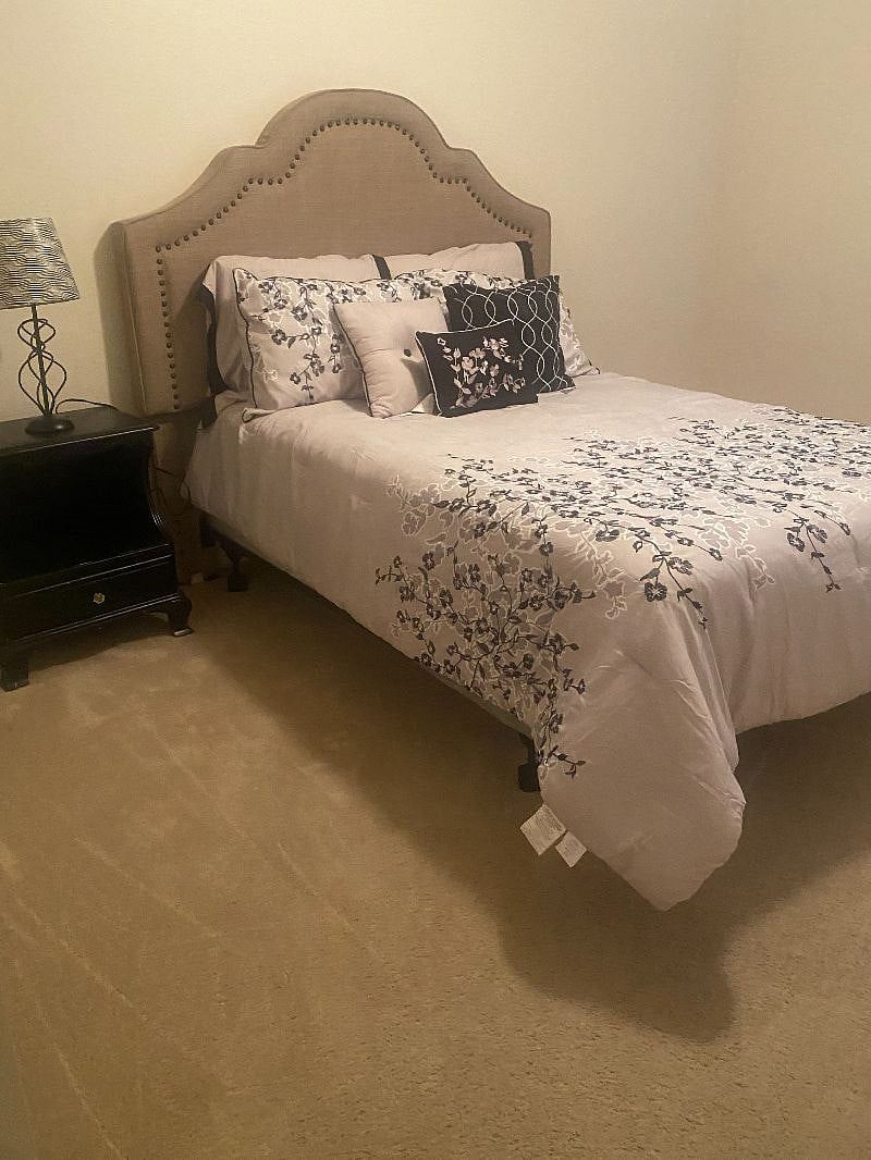 Upstairs Bedroom Full-option queen