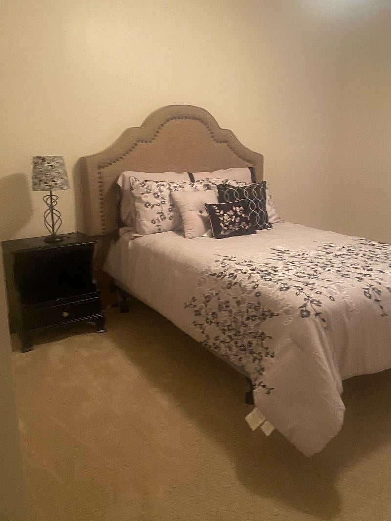 Upstairs Bedroom Full-option queen