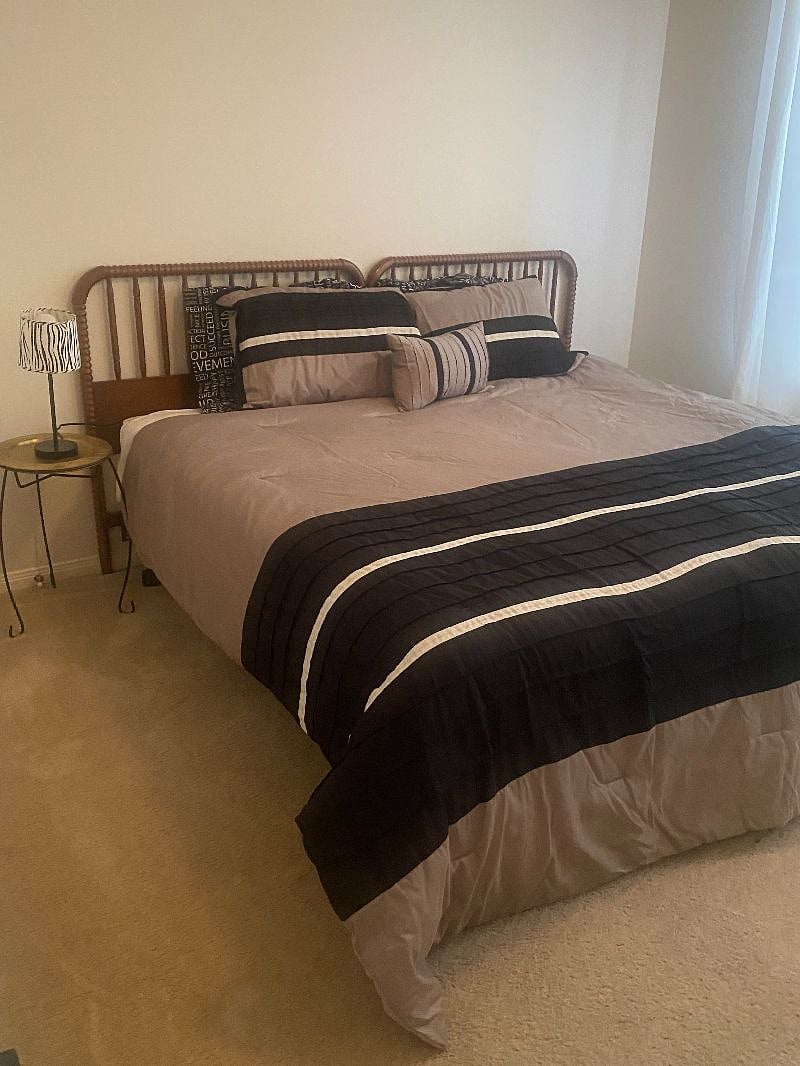 Upstairs Bedroom twin-option queen