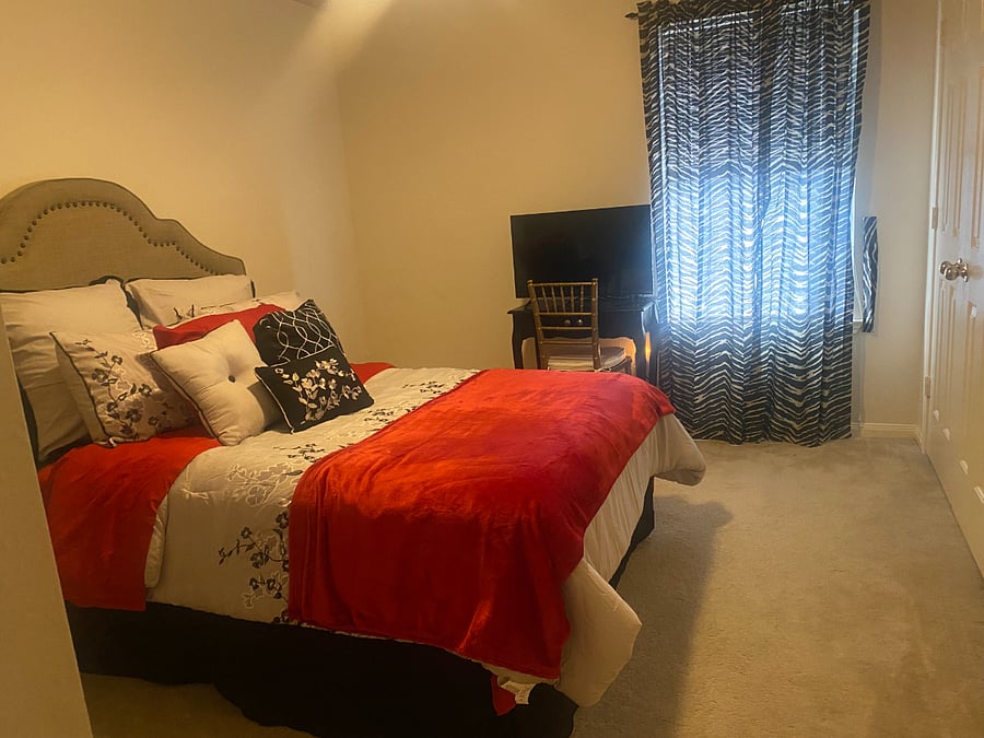 Upstairs Bedroom Full-option queen