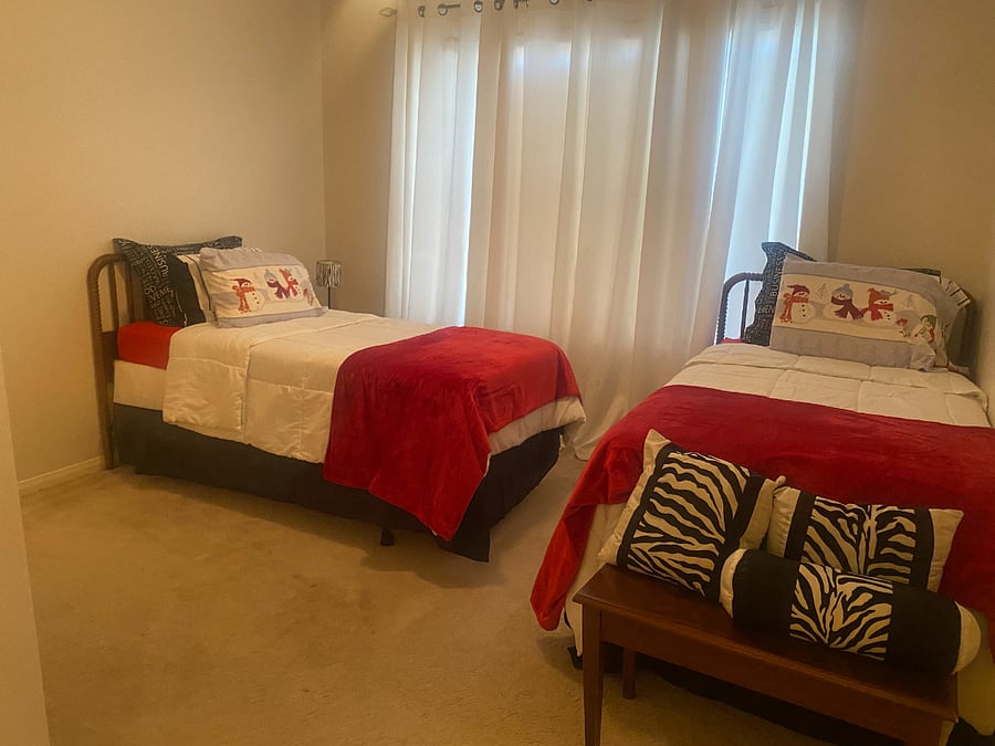 Upstairs Bedroom twin-option queen